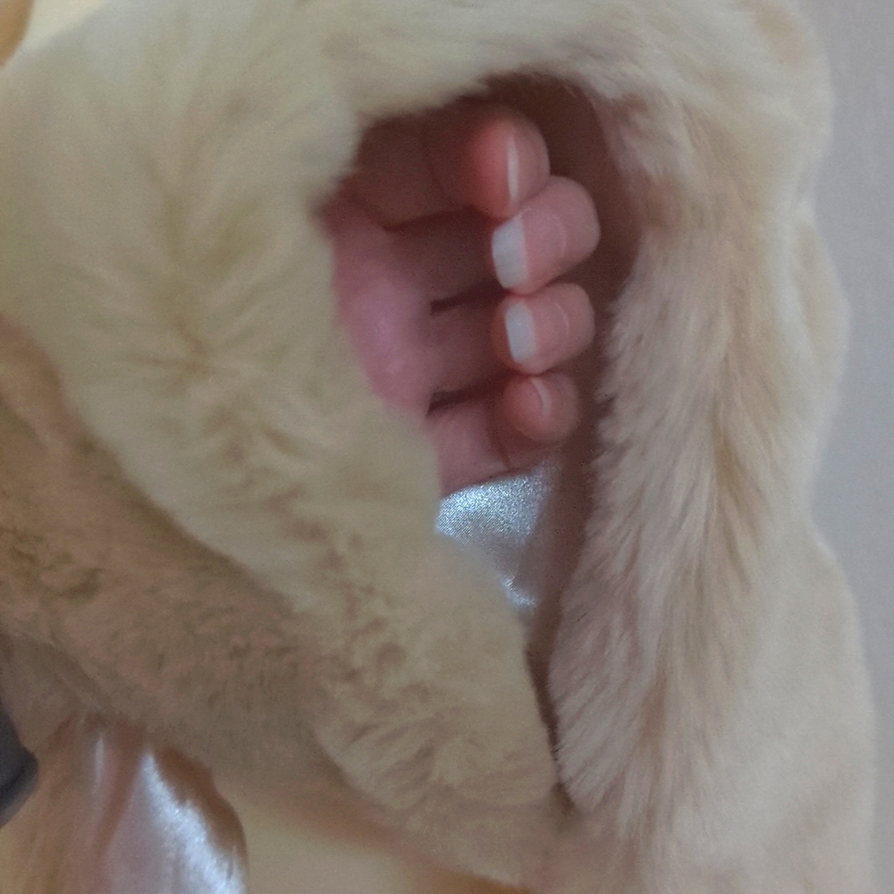 Donna Vinci Faux Fur Shawl/Wrap/Capelet.  Beige/Cream - Picture 11 of 17